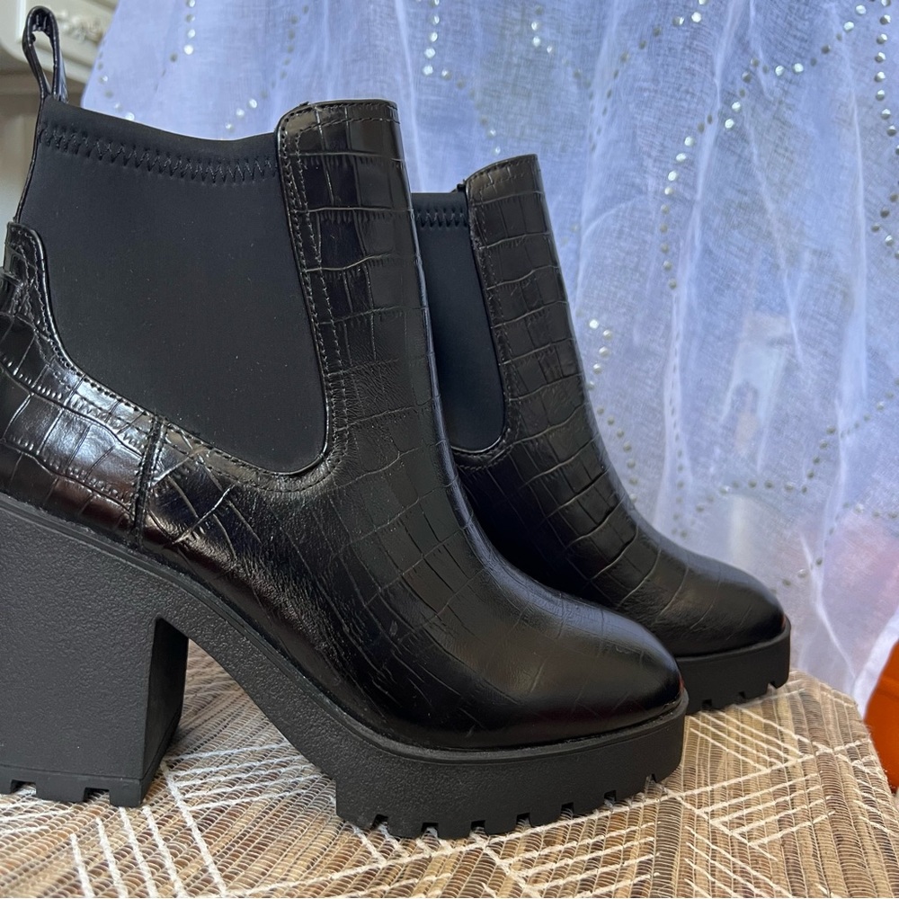 ALDO Chelsea Boot (FREE SHIPPING☺️)